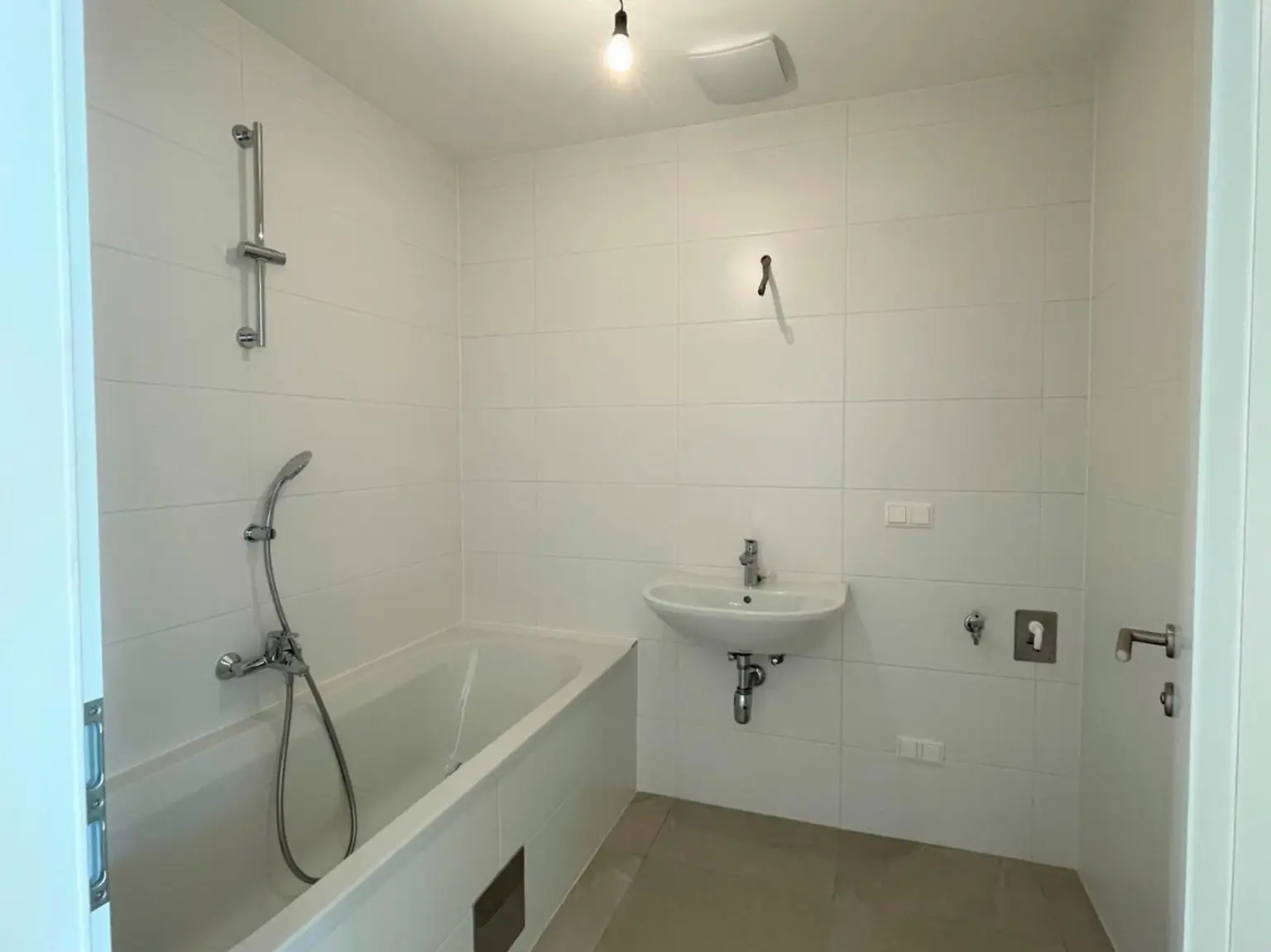 DACHGESCHOSS-Traum in Döbling: 3 Zimmer, sehr große Dachterrasse mit Ausblick, Balkon, 2 Loggien, Klimaanlage, Lift, Top-Ausstattung