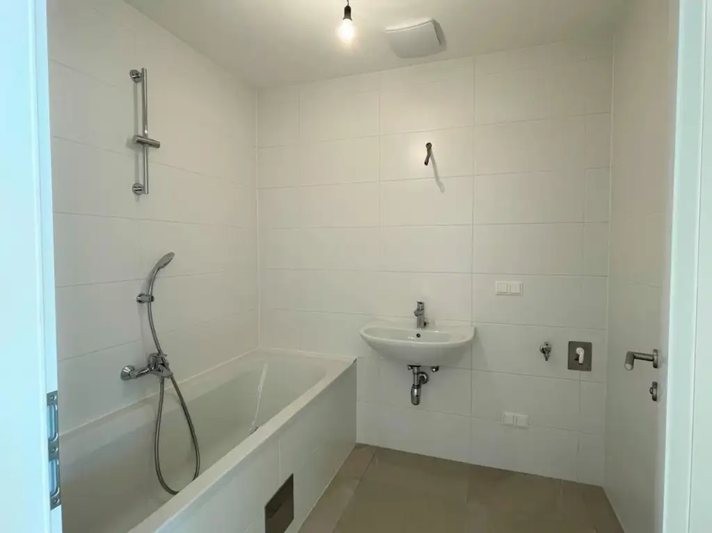 DACHGESCHOSS-Traum in Döbling: 3 Zimmer, sehr große Dachterrasse mit Ausblick, Balkon, 2 Loggien, Klimaanlage, Lift, Top-Ausstattung