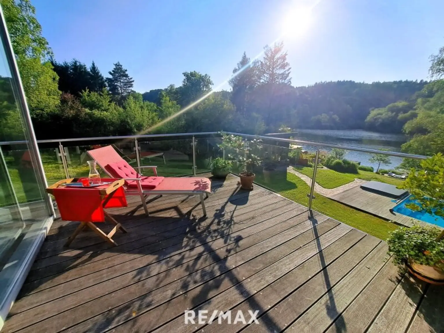 Terrasse mit Blick zu See und Pool