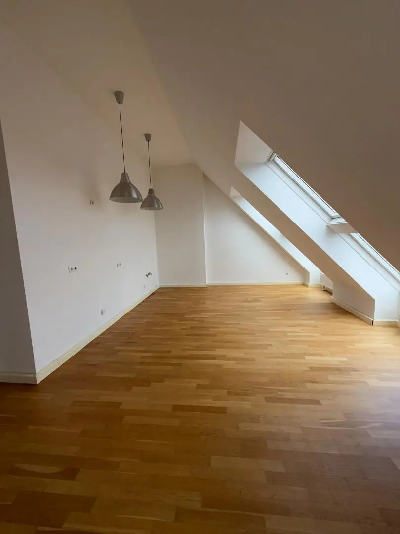 Helles 2 Zimmer - Büro - DG | wenige Schritte entfernt - Straßebahnlinie 46 | Nähe Brunnenmarkt & U6 Thaliastraße