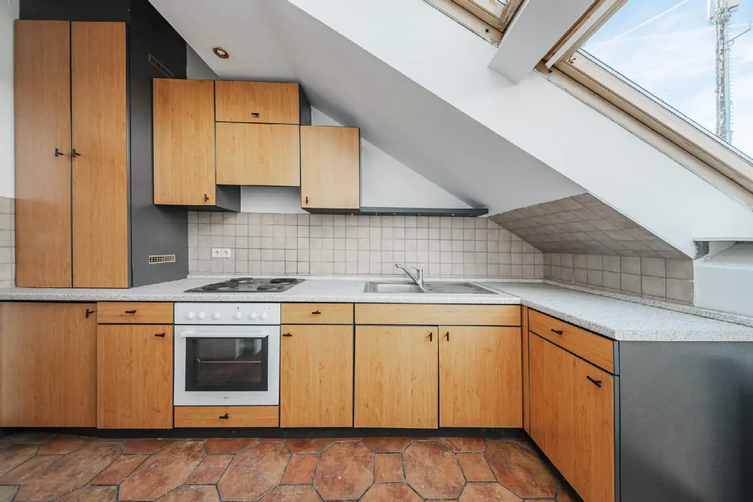 Sanierungsbedürftige 2,5-Zimmer-Dachgeschoßwohnung mit Potenzial!