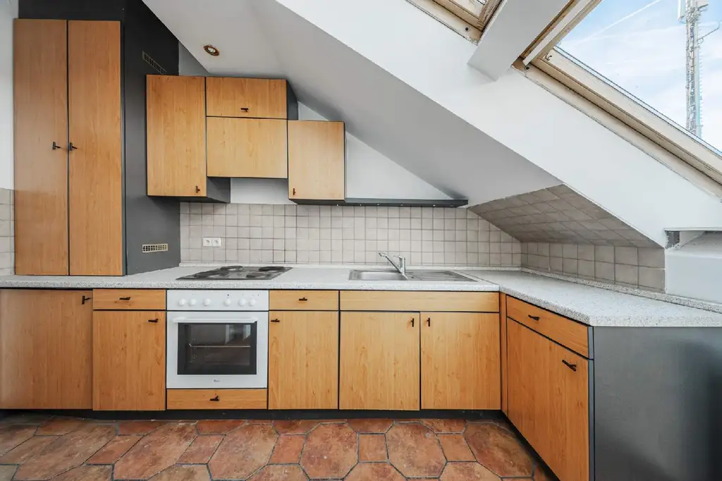 Sanierungsbedürftige 2,5-Zimmer-Dachgeschoßwohnung mit Potenzial!