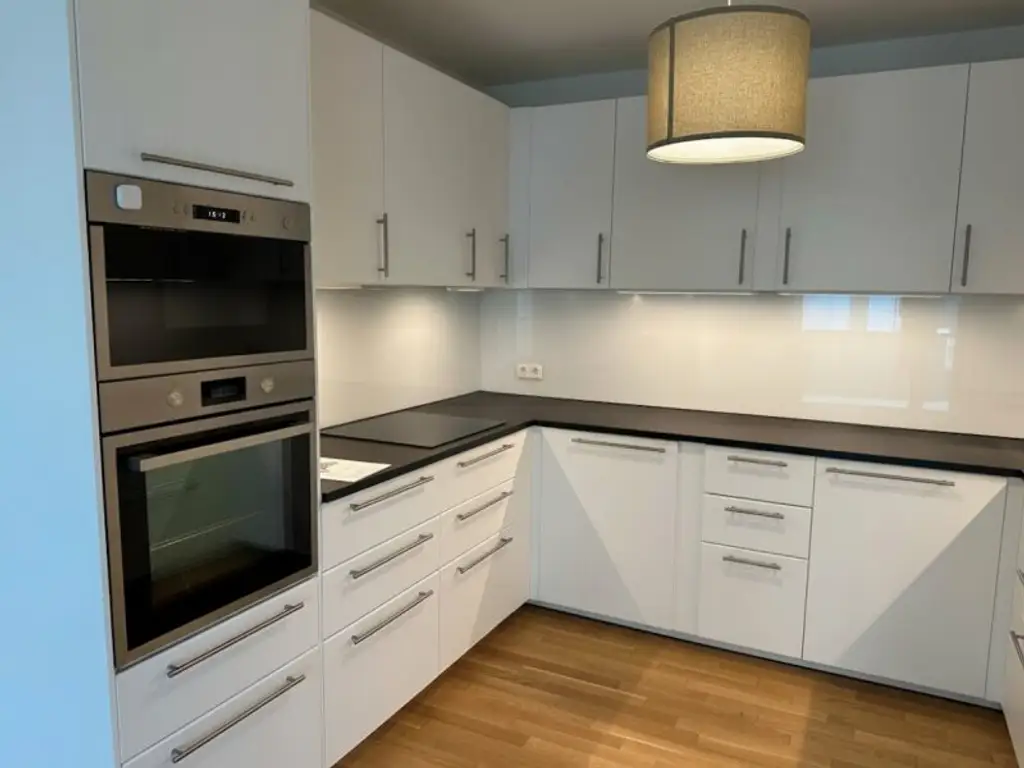 Balkonwohnung in Grünruhelage- Schwimmbad und Sauna im Haus. PROVISIONSFREI