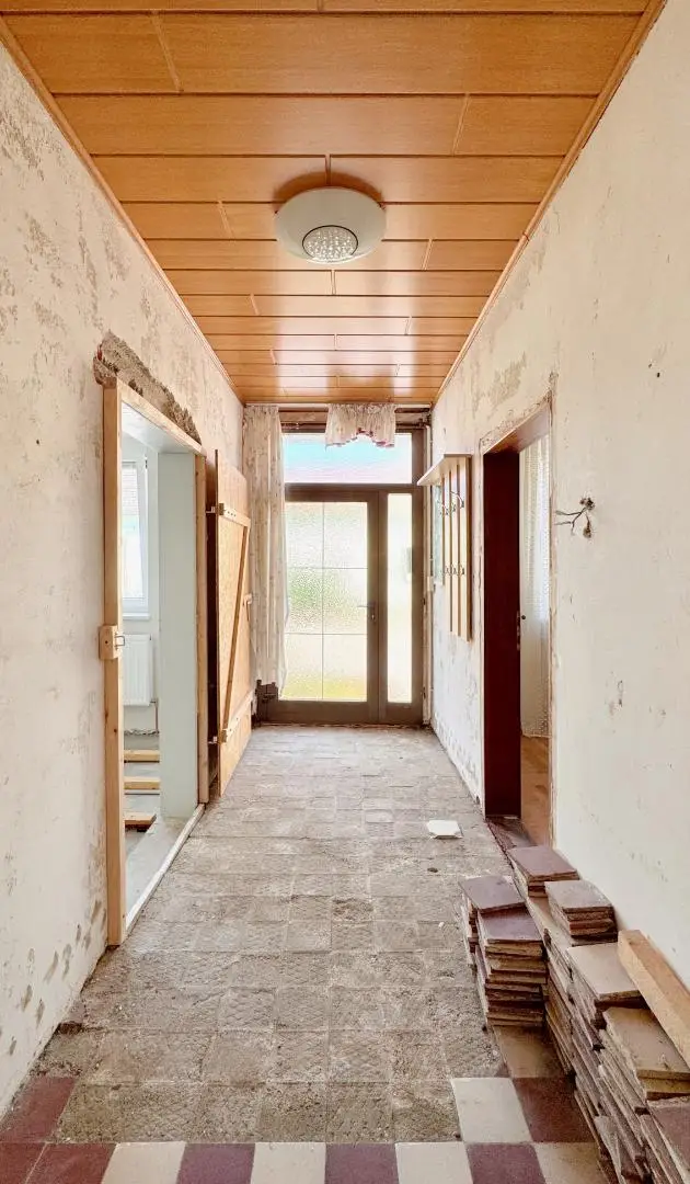 Ehemaliges Bauernhaus mit Nebengebäuden