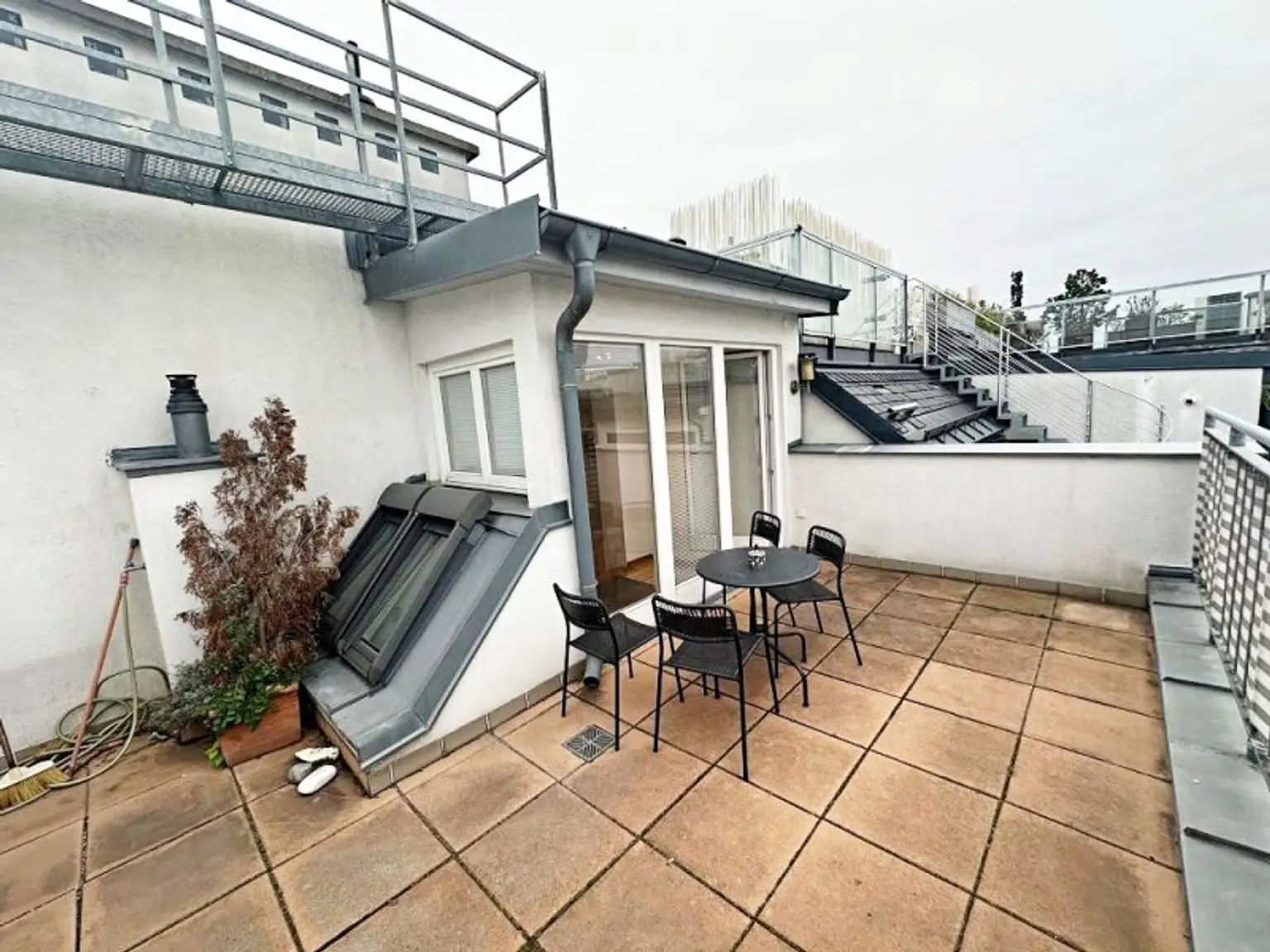 STAATSOPER-BLICK, klimatisiertes 110 m2 Dachgeschoss mit 20 m2 Terrasse, 3 Zimmer, Extraküche, 2 Bäder, Möblierung möglich