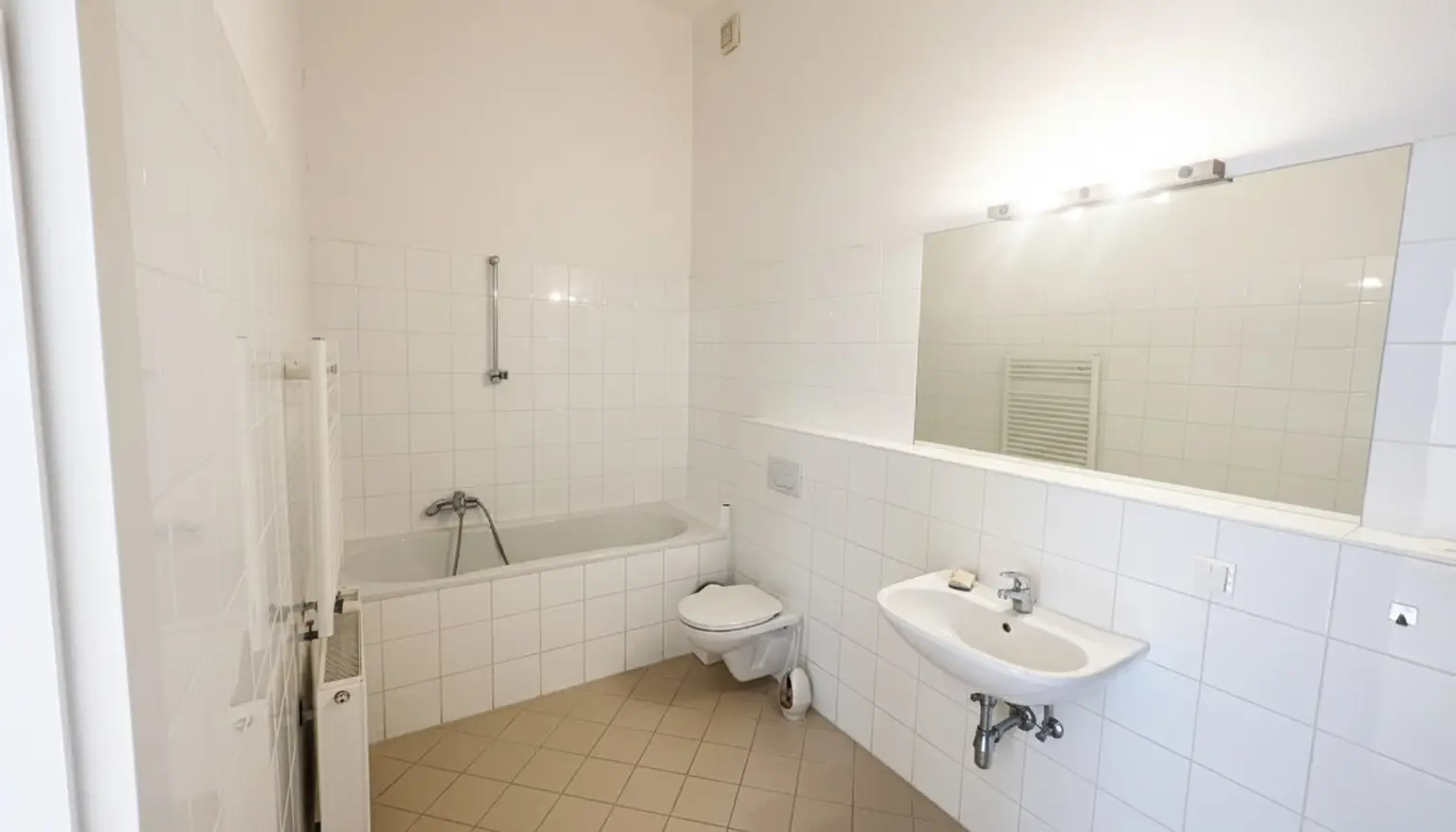 UNBEFRISTET UND IN RENOVIERUNG: Helle, ruhige 2-Zimmer-Wohnung