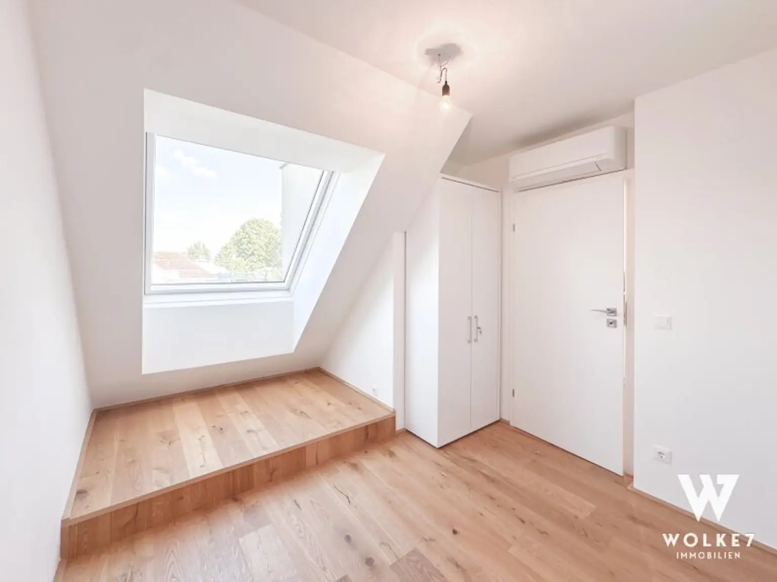 Exklusive 3-Zimmer-Dachgeschoss-Maisonette mit der Terrasse und Tiefgaragenplatz