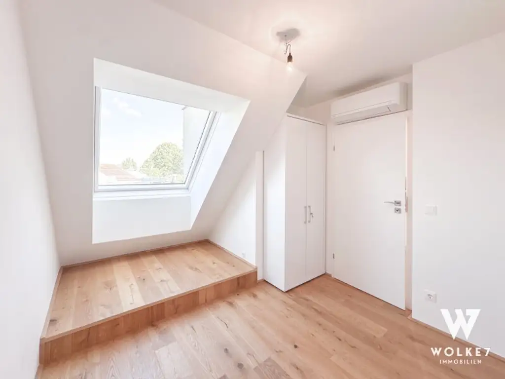 Exklusive 3-Zimmer-Dachgeschoss-Maisonette mit der Terrasse und Tiefgaragenplatz