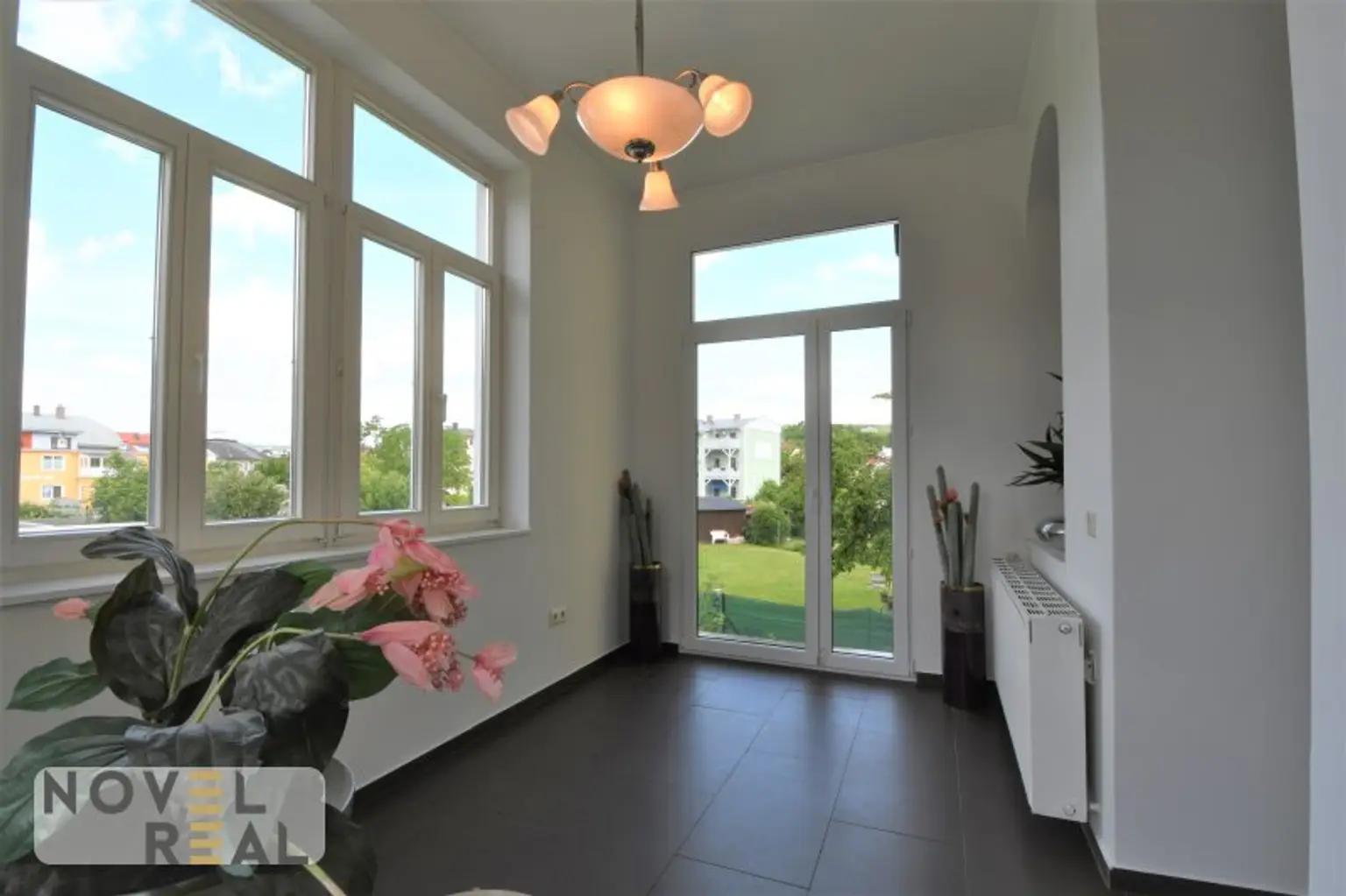 Sanierter Jugendstilaltbau mit Nebengebäude auf großem Grundstück mit Swimmingpool im Bezirk BADEN