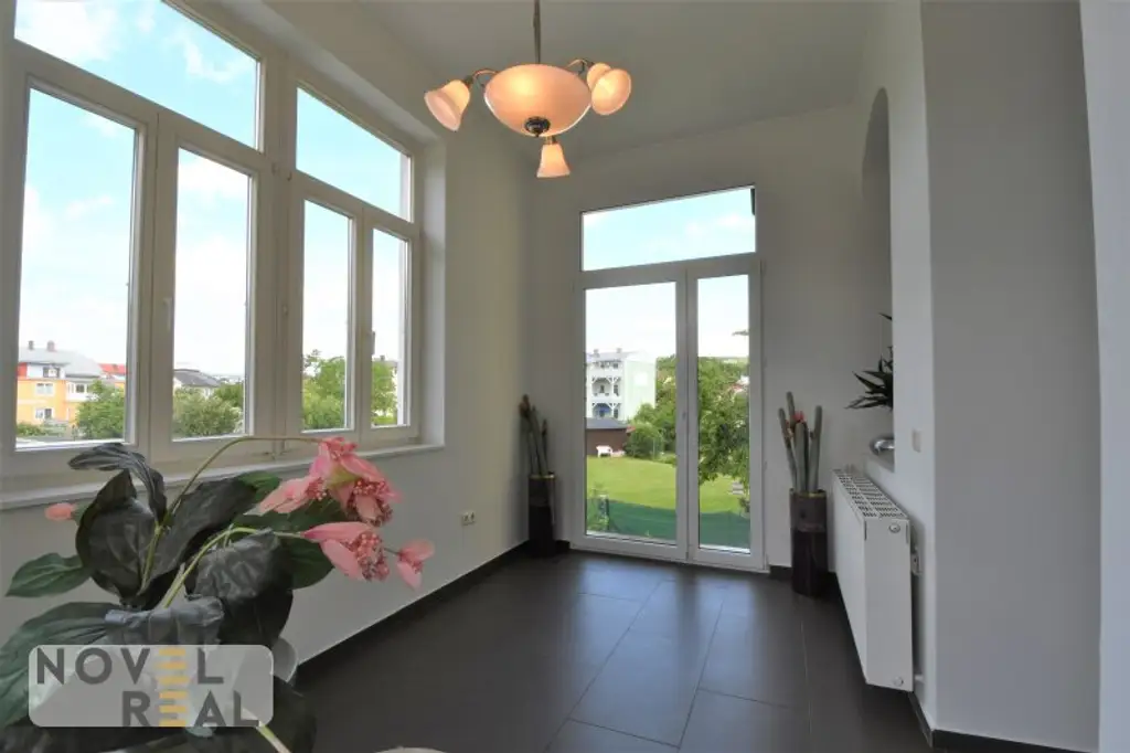 Sanierter Jugendstilaltbau mit Nebengebäude auf großem Grundstück mit Swimmingpool im Bezirk BADEN