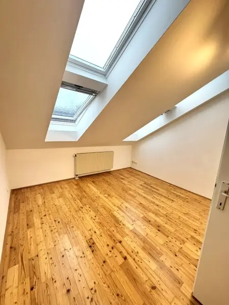 5-ZIMMER-DACHGESCHOSSWOHNUNG MIT GARAGENPLATZ