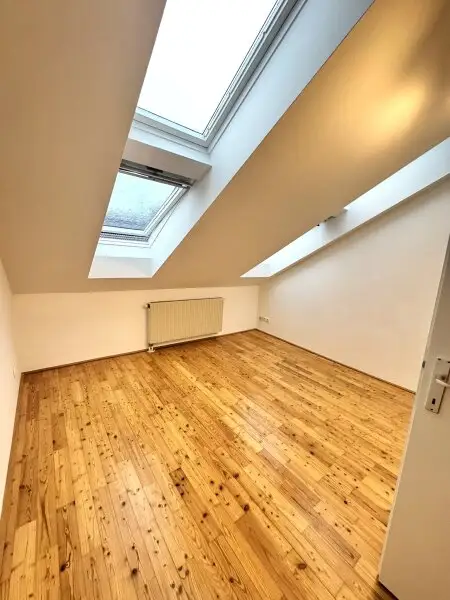5-ZIMMER-DACHGESCHOSSWOHNUNG MIT GARAGENPLATZ