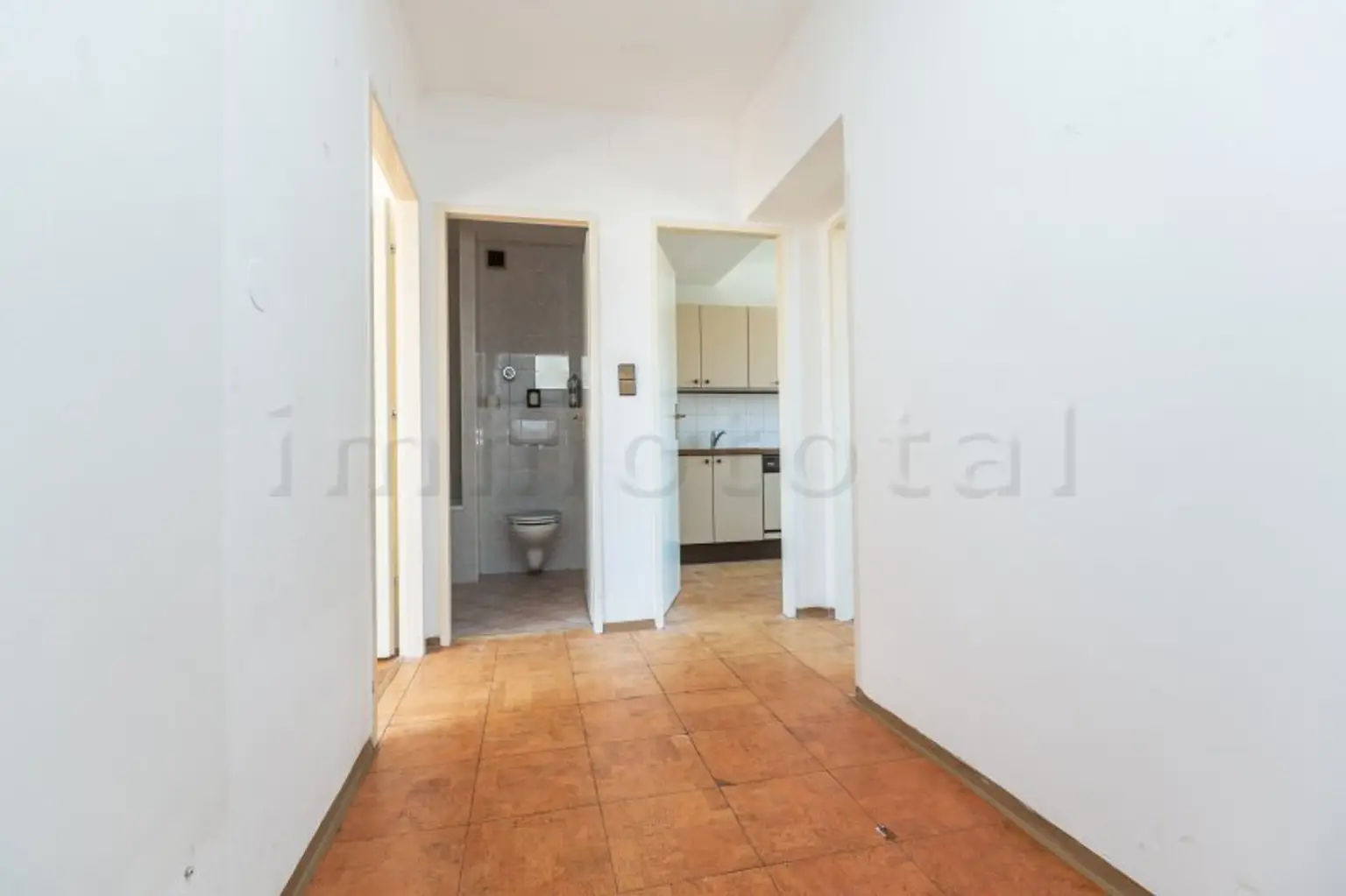 Rainergasse: Sonnige Dachgeschosswohnung mit 12 m2 Südterrasse und optionalen KFZ-Stellplätzen