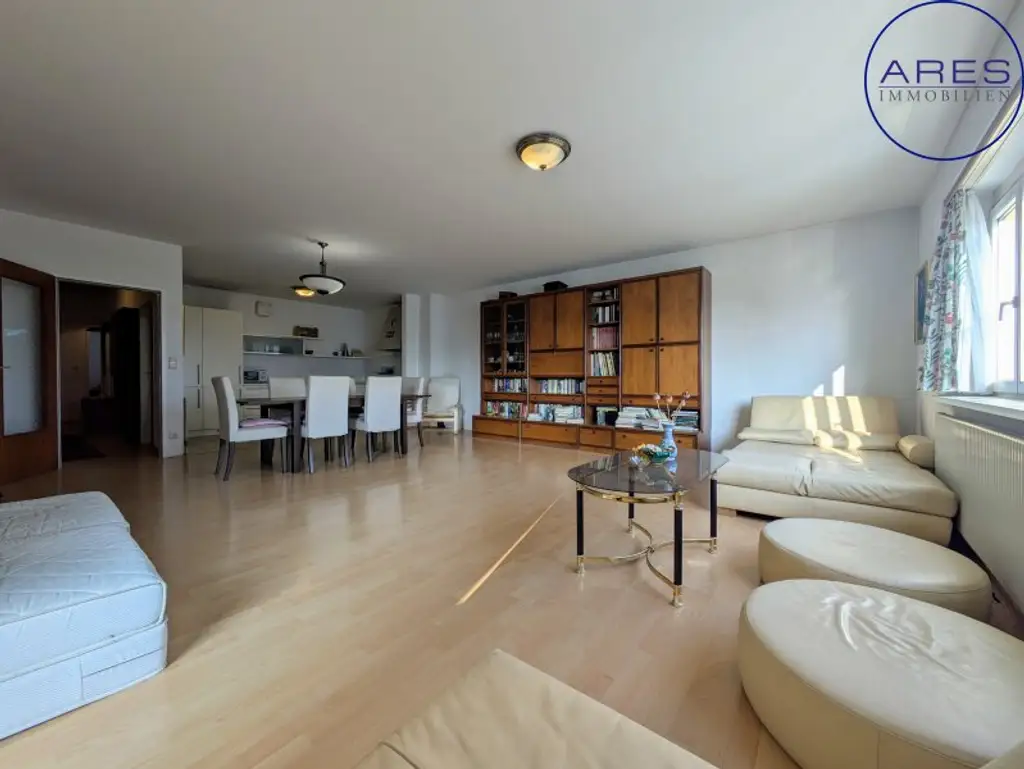 Zentrale Eigentumswohnung mit Loggia, WG-geeignet