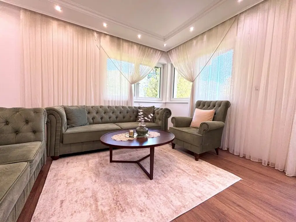 Schlitters: Kernsanierte Dachgeschosswohnung mit Südbalkon, Garten und traumhafter Aussicht