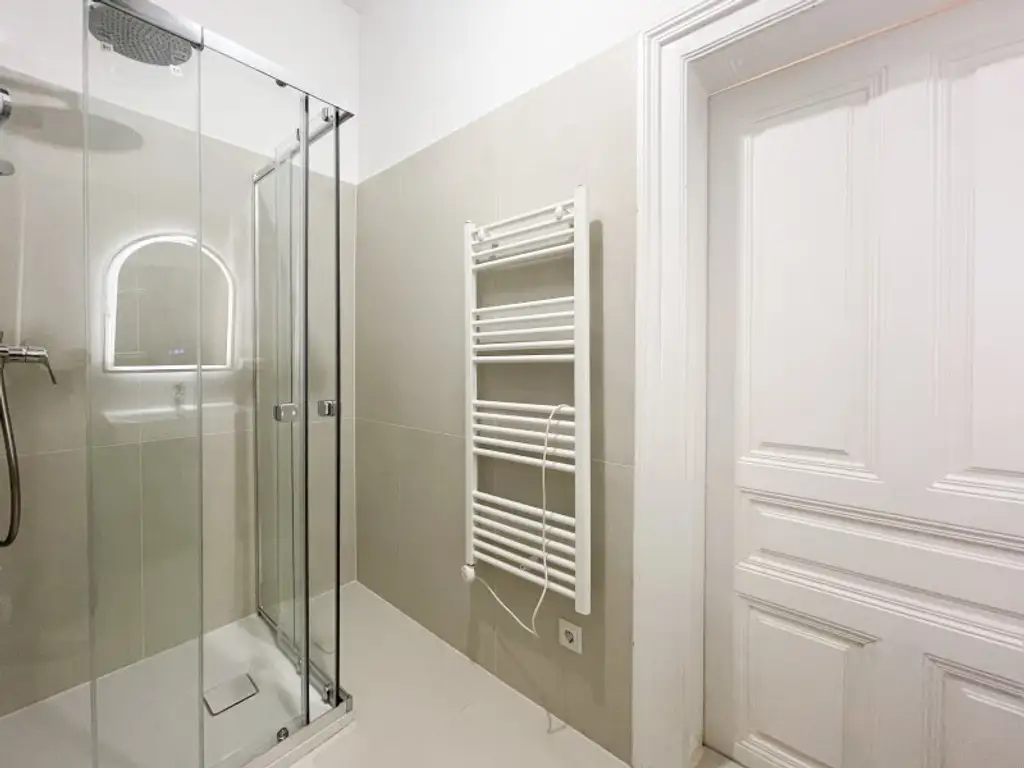 ALTBAU-TRAUM IN WÄHRING – 2,5 ZIMMER • LIFT KOMMT! • TOP LAGE HOFSTATTGASSE