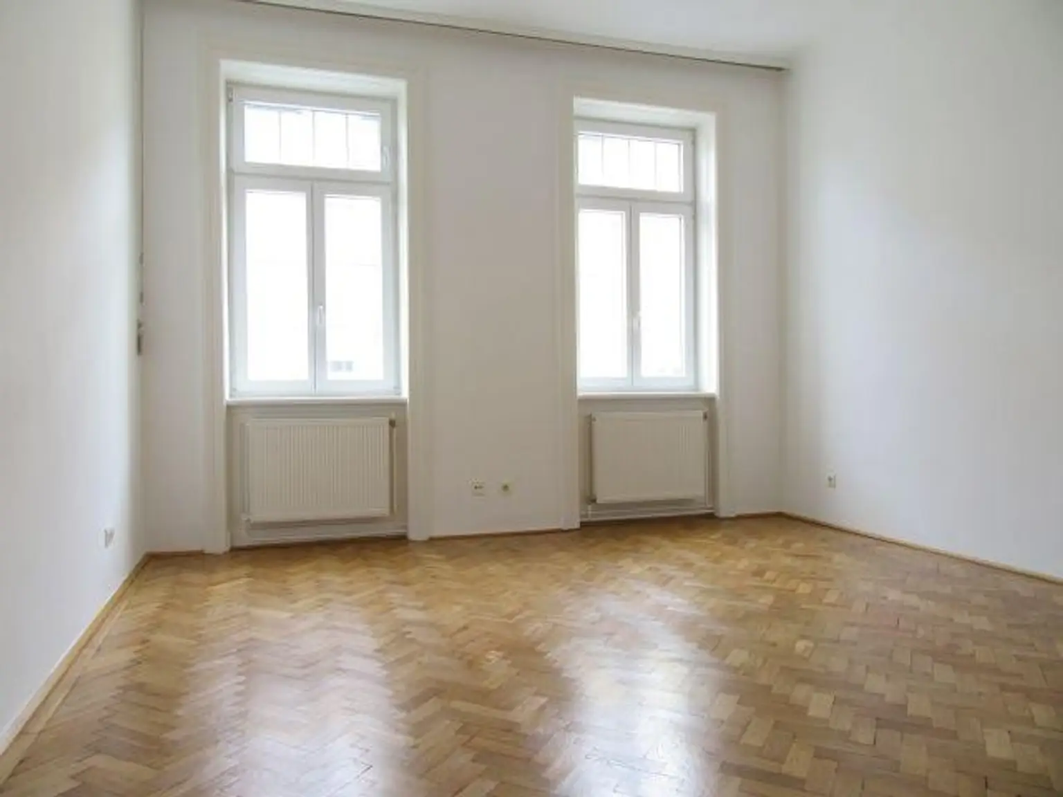 TOP LAGE - NEU RENOVIERTES 4 ZIMMER APARTMENT MIT LOGGIA
