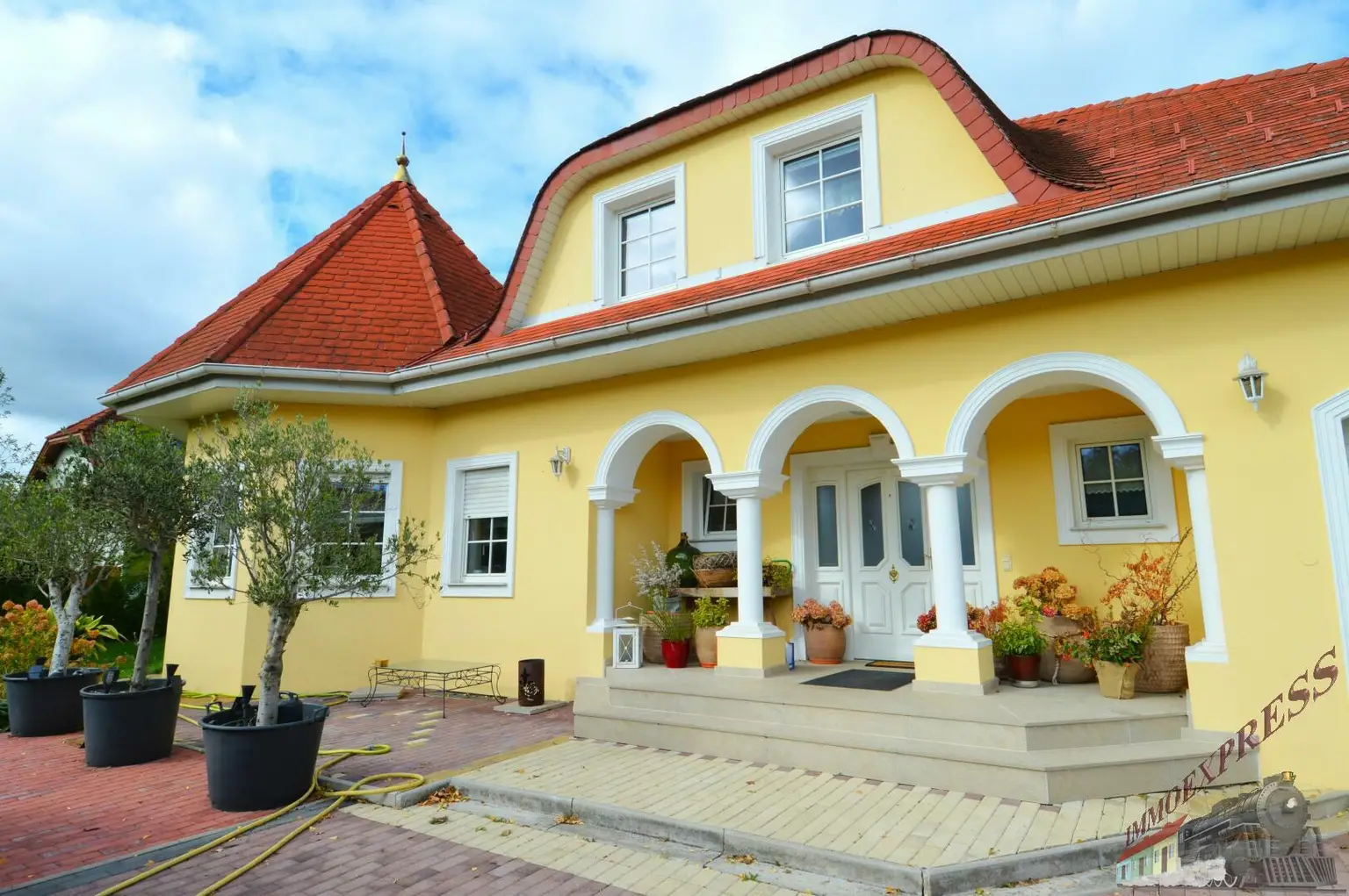 Repräsentatives Einfamilienhaus im italienischen Stil auf ca. 2.711 m²