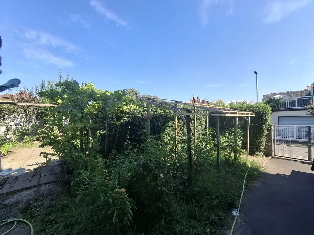 Wohnen wie im eigenen Haus – 4 Zimmerwohnung mit Eigengarten & Stellplatz in Ruhelage – PROVISIONSFREI