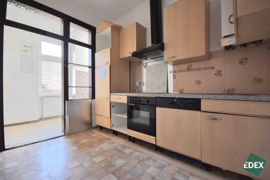 Altbau mit Charme – lichtdurchflutete Wohnung zum Sanieren