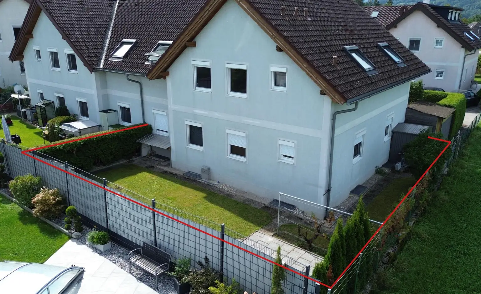 Platzwunder: Wohnung mit Eigengarten, 2 Parkplätzen, Keller & Dachboden