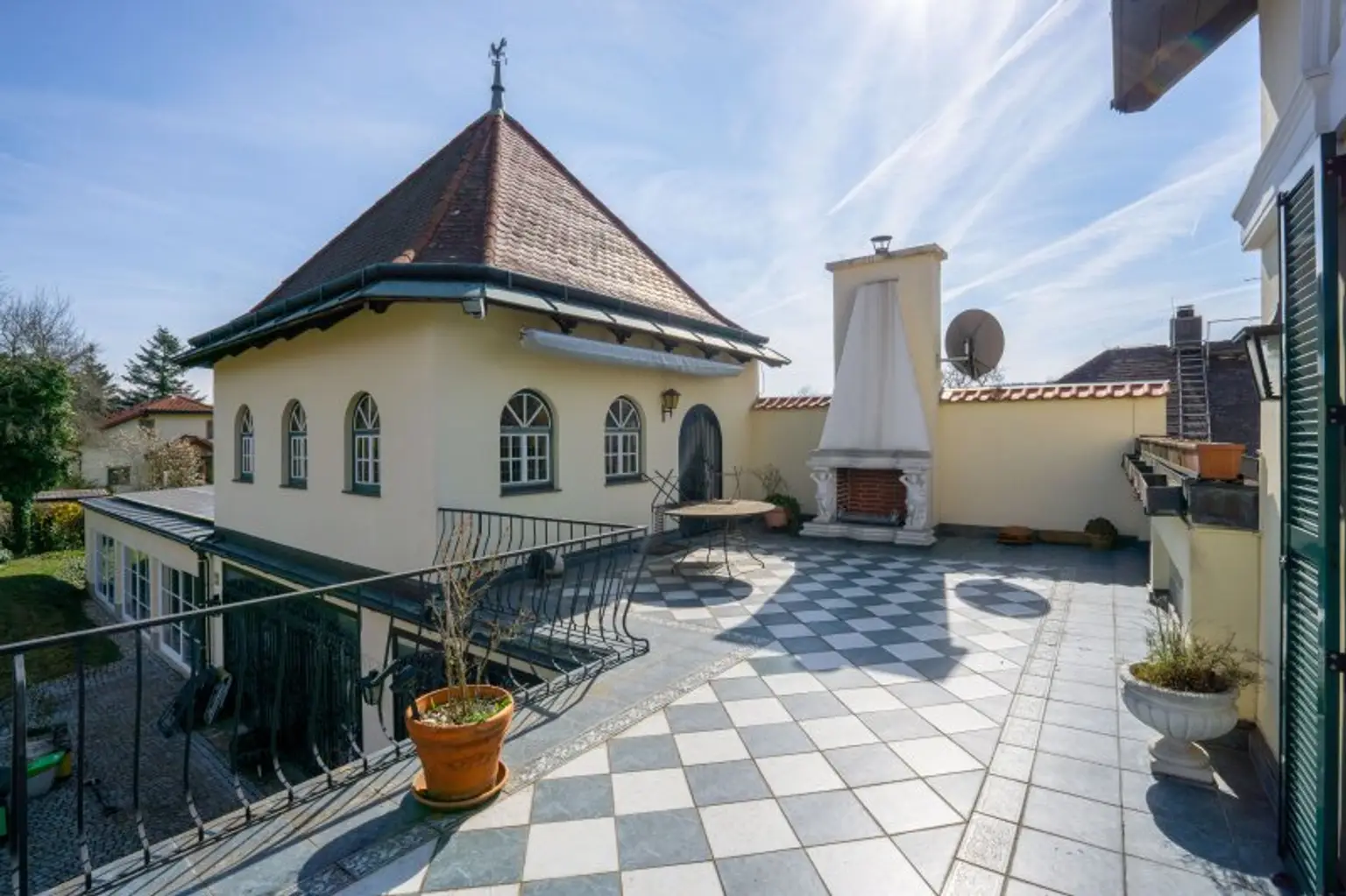 Turm und Terrasse mit offenem Kamin