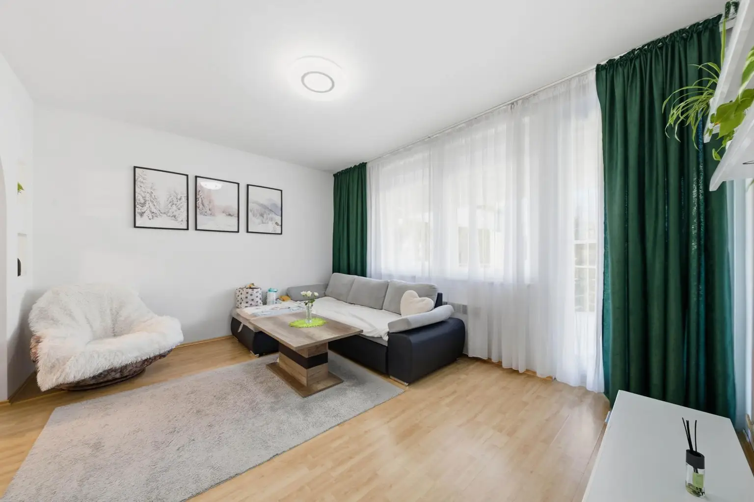 ZENTRUMSNAHE WOHNUNG MIT TERRASSE & BLICK INS GRÜNE - INKL. PKW-STELLPLATZ!