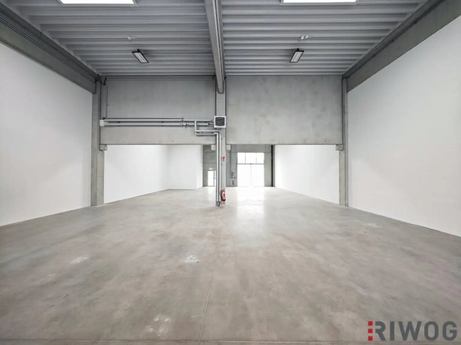 Beidseitig andienbare Lager- und Produktionshalle (ca. 286 m²) mit Büro- und Aufenthaltsräumen