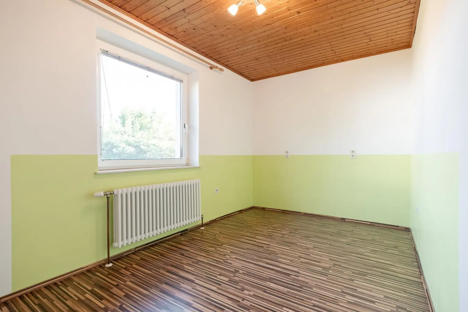Ihr neues Zuhause: Haus mit Pool, Wintergarten & Komfort