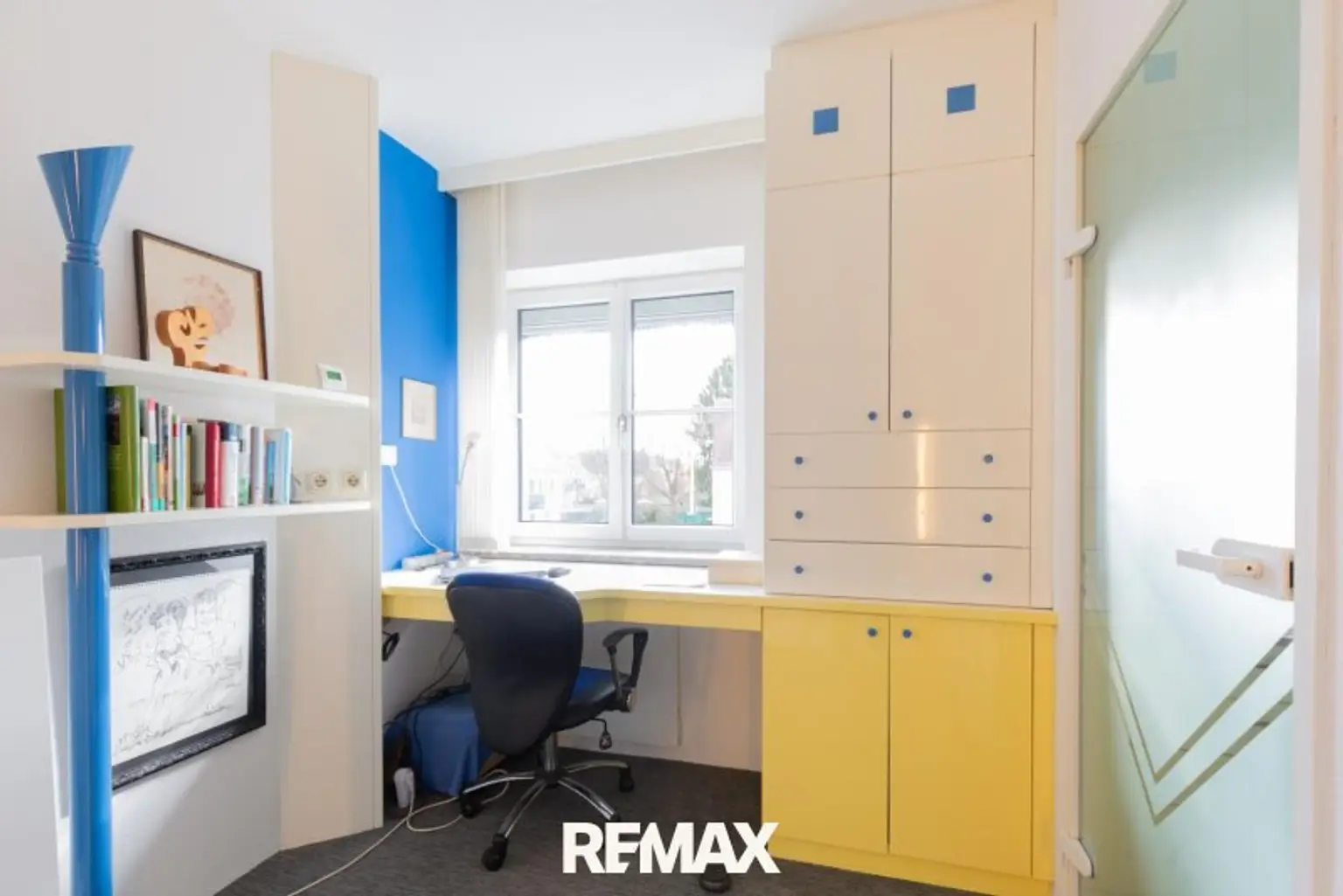 Schlafzimmer mit Home-Office-Bereich