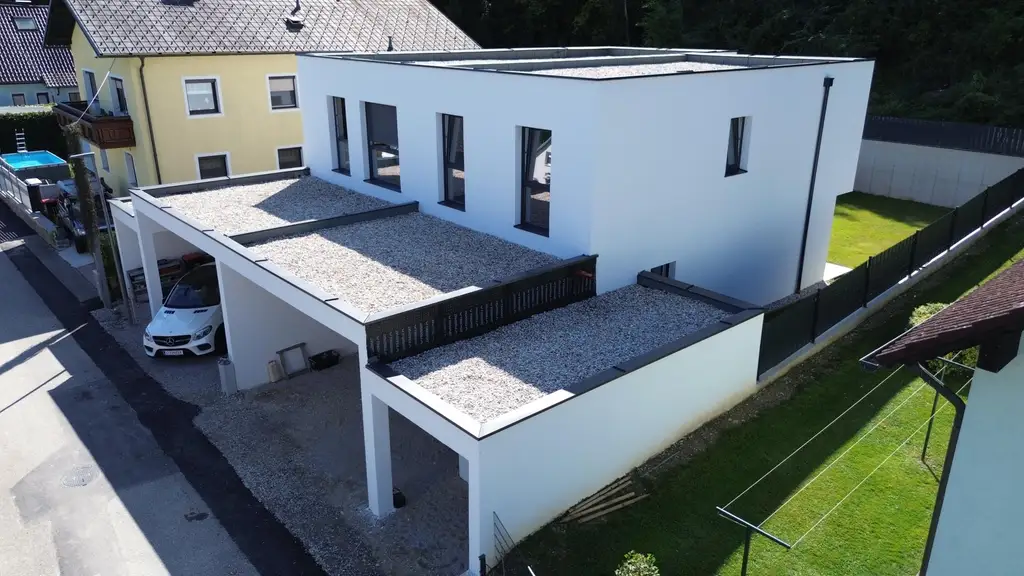 Neu gebaute Doppelhaushälfte mit großem 3fachcarport  in beliebter Siedlung