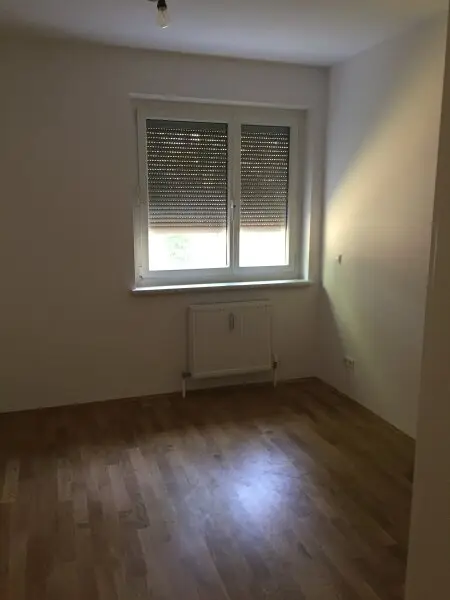 Baumeistergasse: Zwei Zimmer (zenral begehbar) mit Balkon!