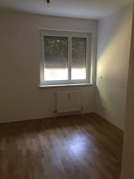 Baumeistergasse: Zwei Zimmer (zenral begehbar) mit Balkon!