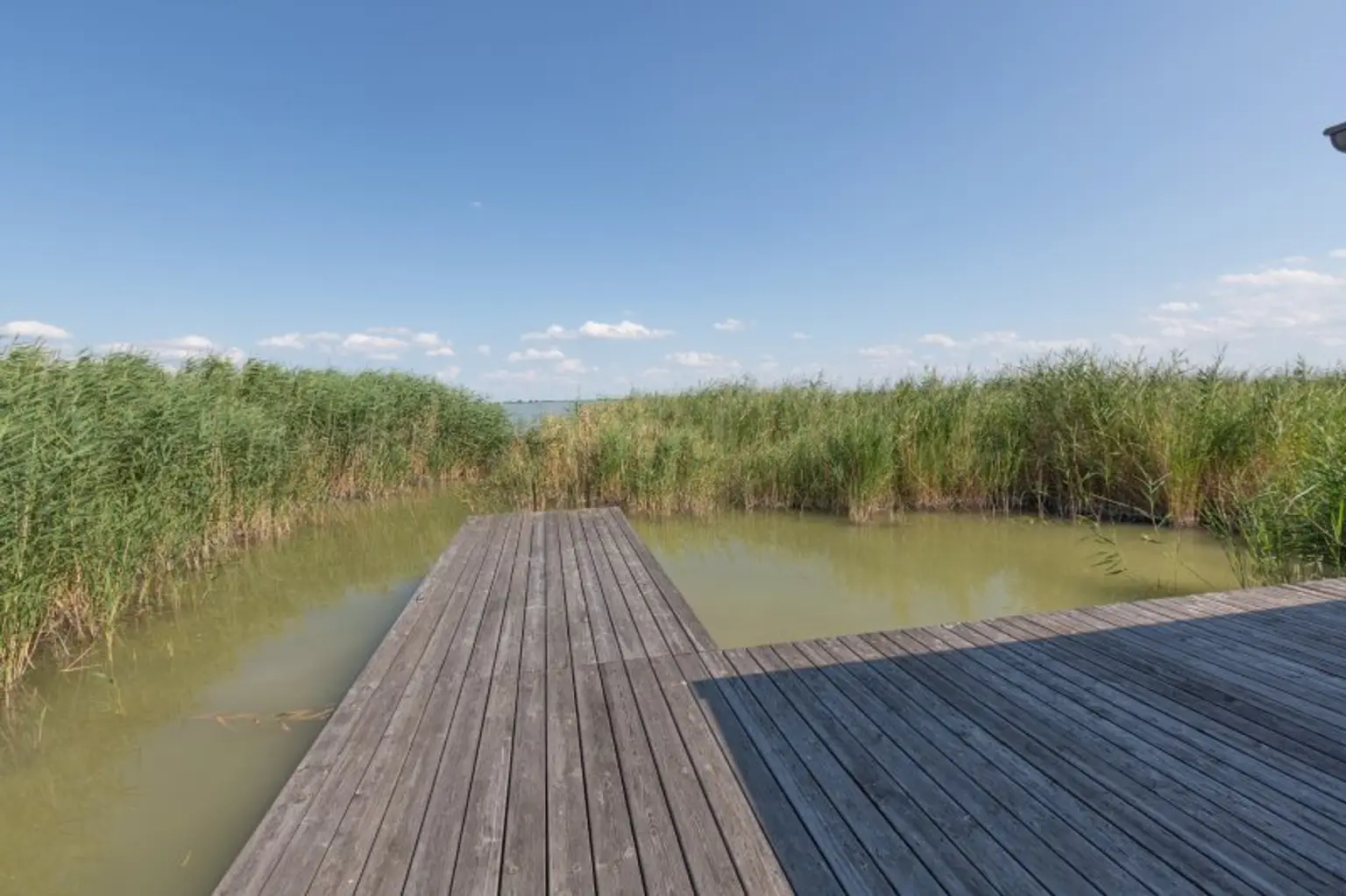 Neu adaptierte Spitzhütte in Toplage am offenen See