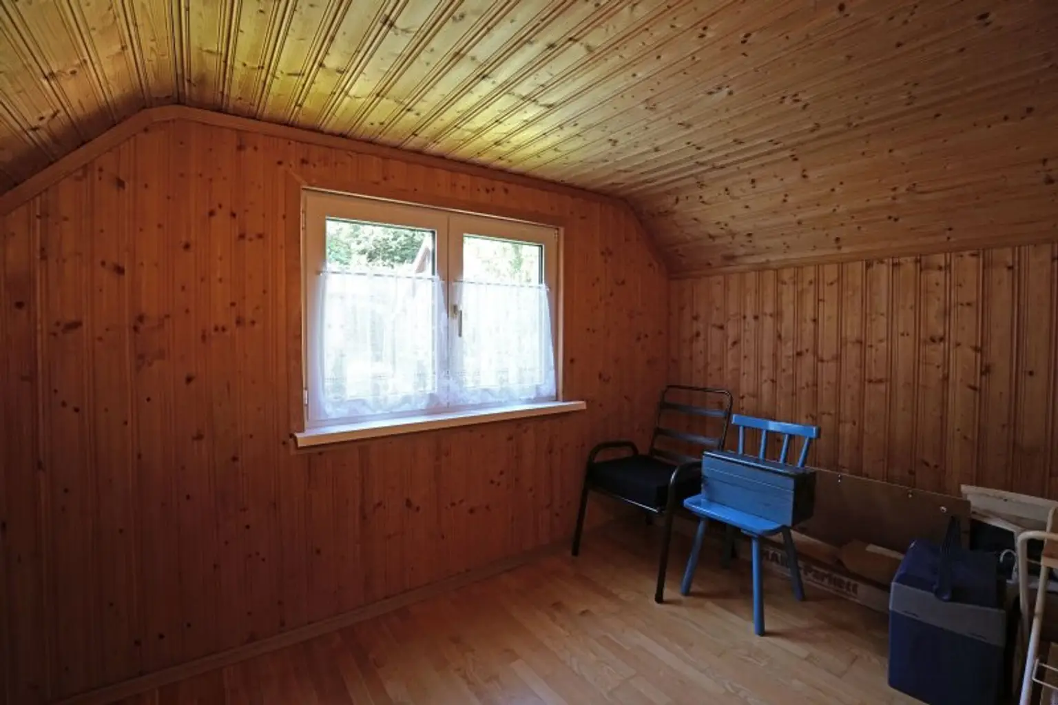 Reizvolles Holzhaus (gedämmt, verputzt) in ruhiger, naturnaher Lage - Neubaupotenzial!
