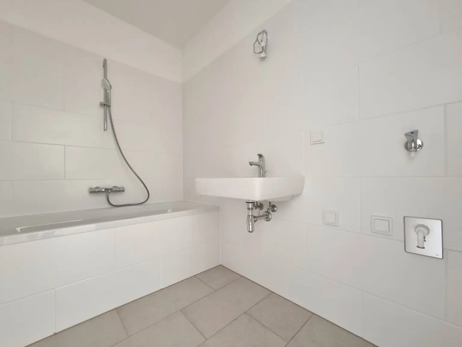 Süd/West Balkon - Stilvolle Ausstattung mit Kühlung und vielem mehr – Wohnen im Grünen - RUHELAGE TRIFFT WOHNGENUSS