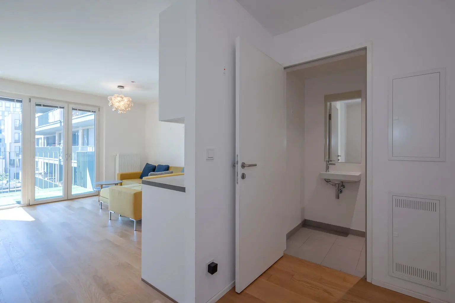 Vorzimmer mit Blick ins Wohnzimmer