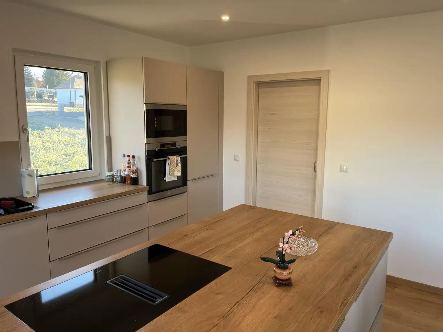 moderne Küche mit Eingang Speis