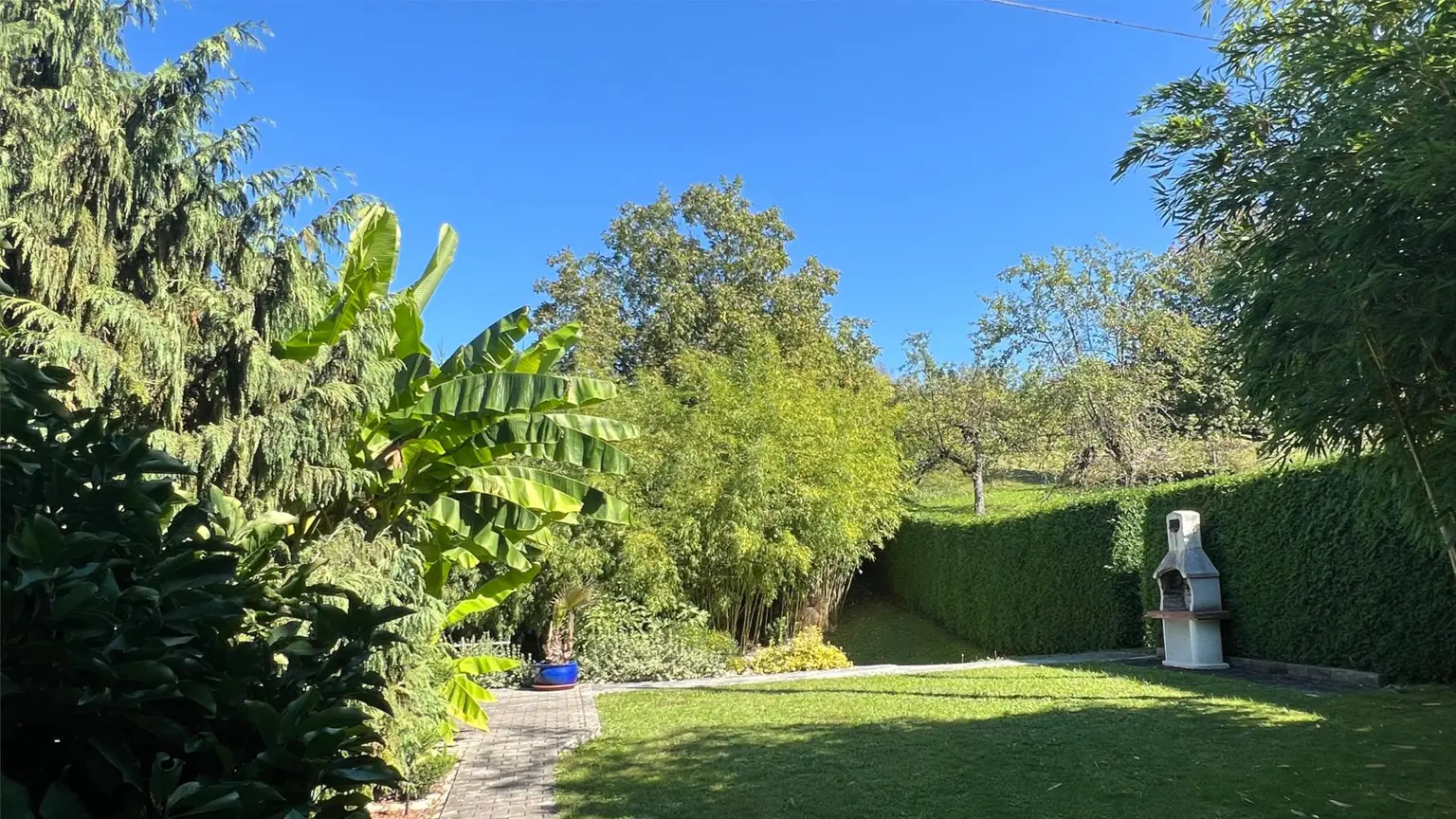 Geräumiges Einfamilienhaus, vollunterkellert, mit sehr schönem Garten!