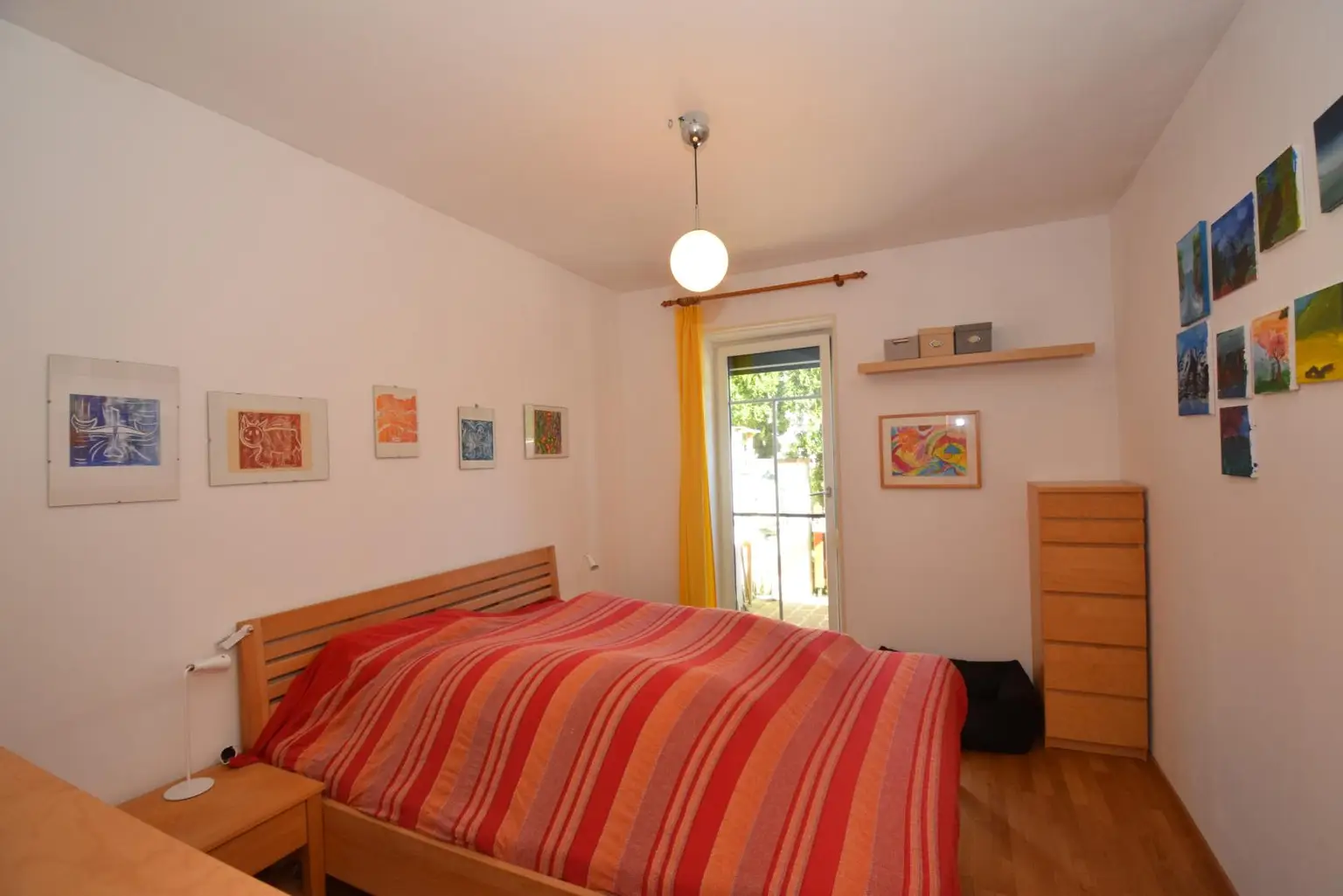 Schlafzimmer mit Zugang Terrasse