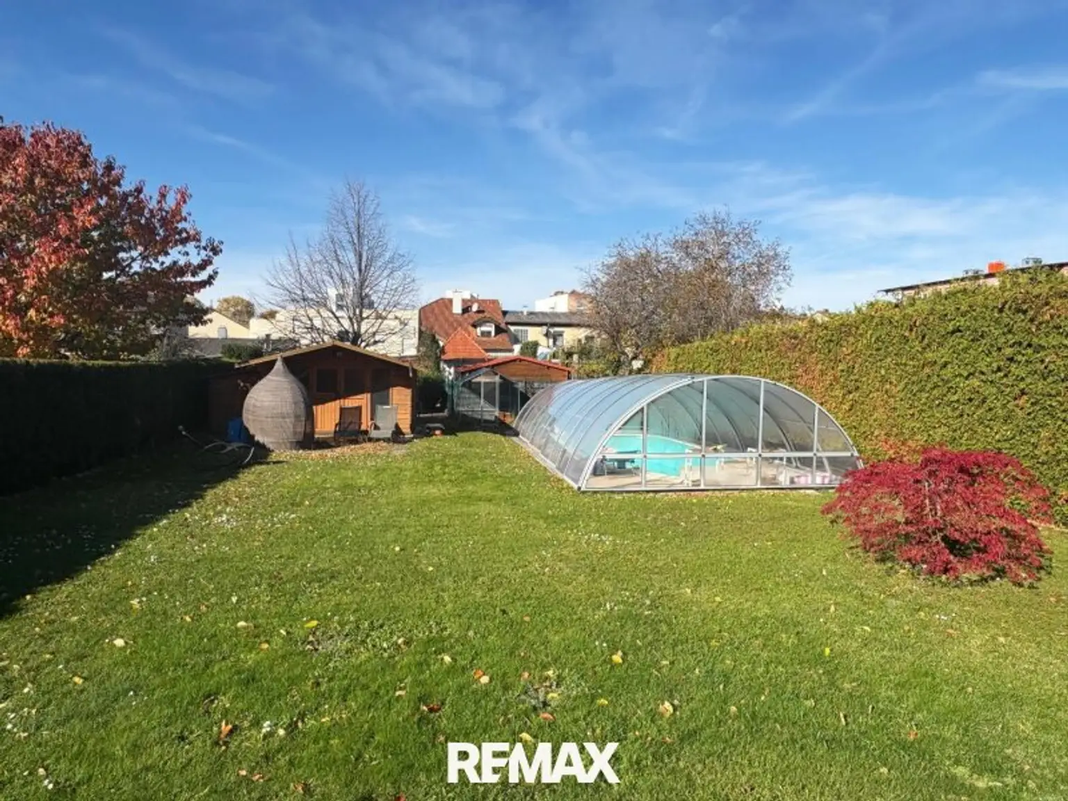 02. Garten mit Pool und Gartenhäuschen