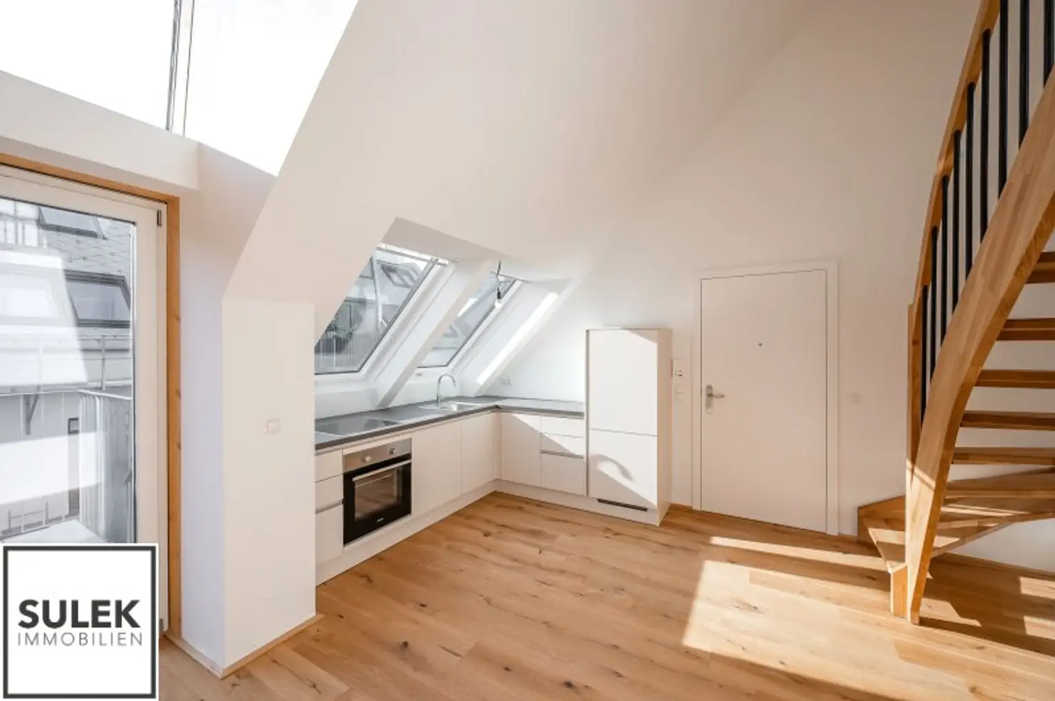 lichtdurchfluteter DG-Erstbezug mit offener Galerie und hochwertiger Ausstattung