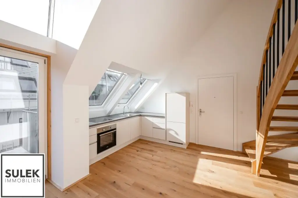 lichtdurchfluteter DG-Erstbezug mit offener Galerie und hochwertiger Ausstattung