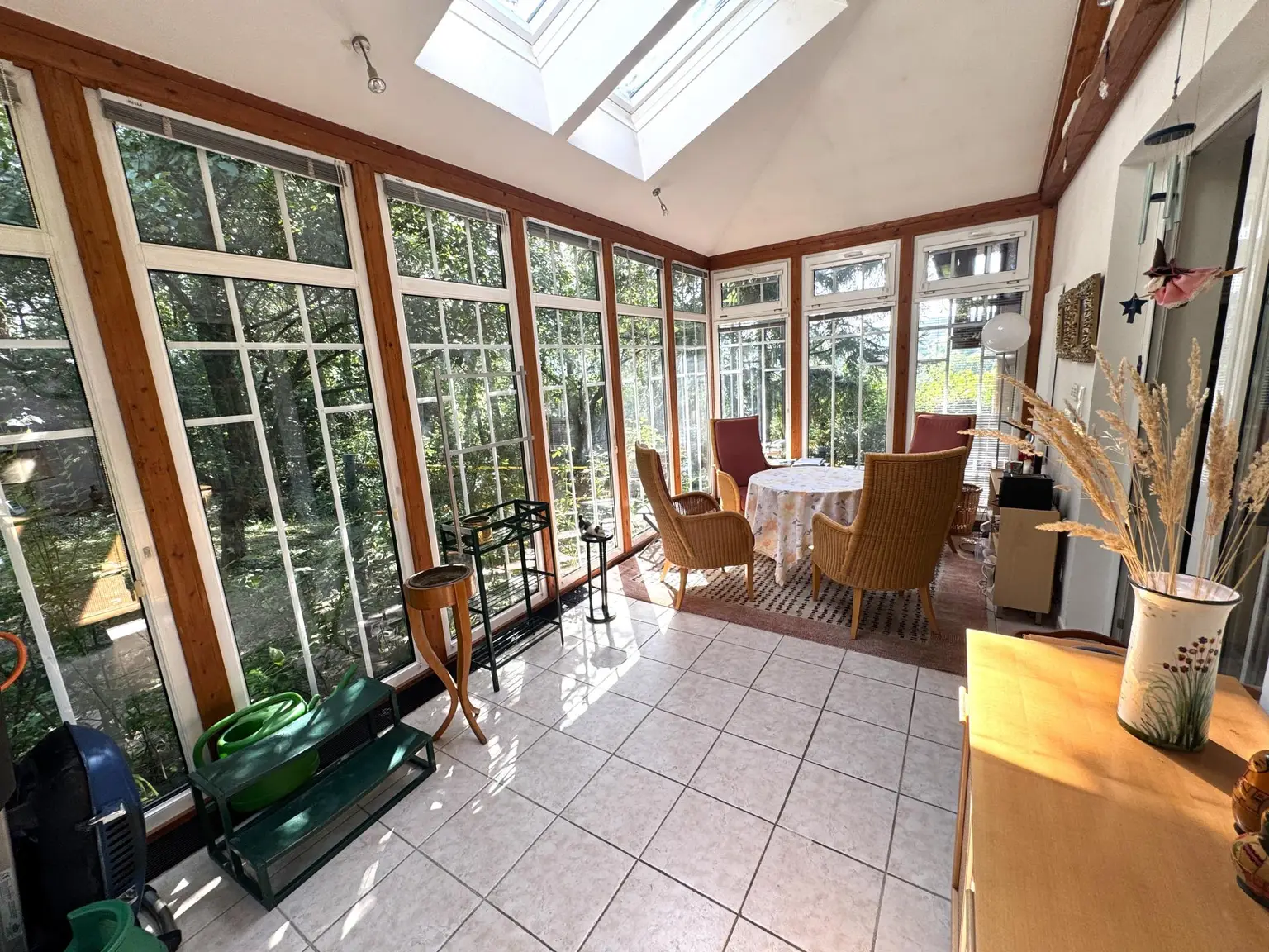 Großzügiges Einfamilienhaus mit Pool, Wintergarten und Doppelgarage mitten im Grünen!