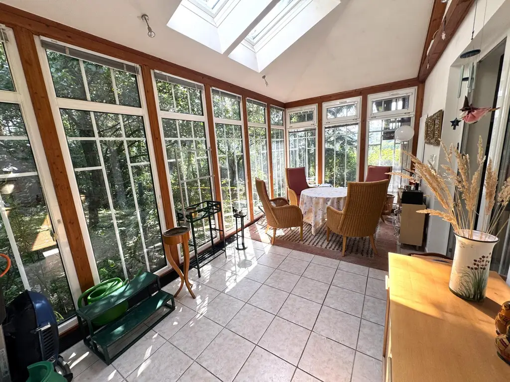 Großzügiges Einfamilienhaus mit Pool, Wintergarten und Doppelgarage mitten im Grünen!