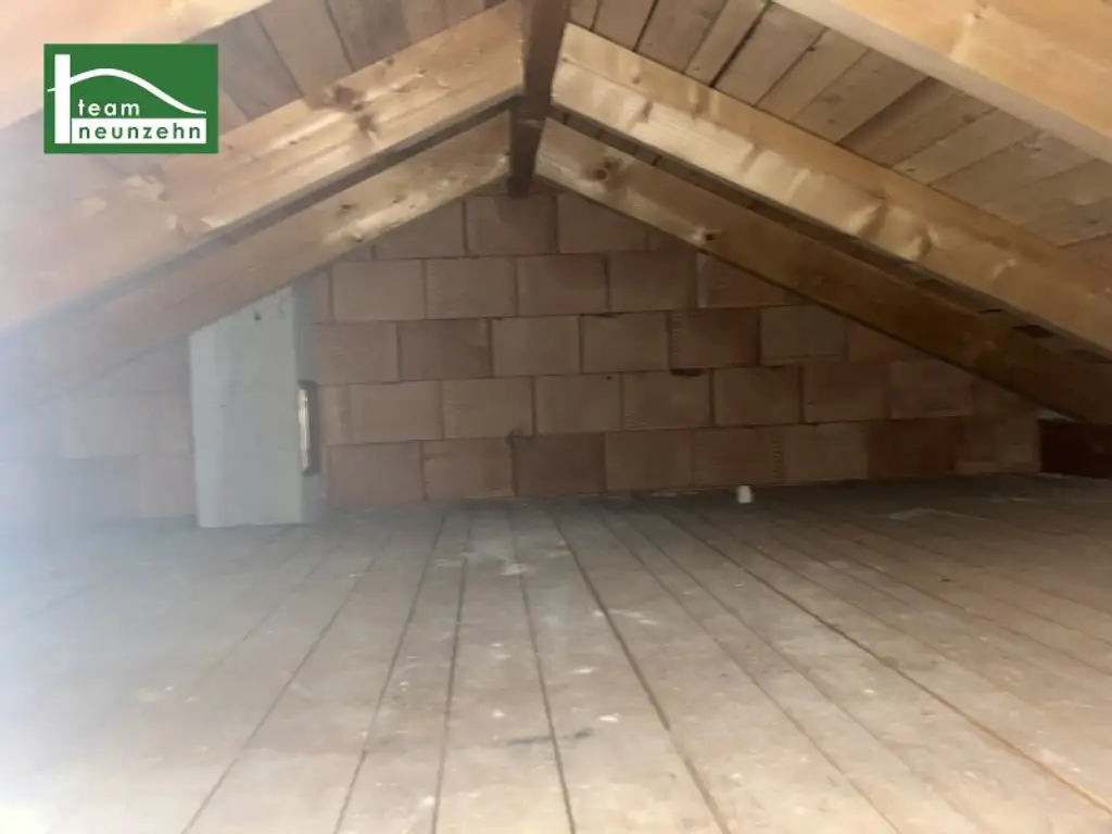 Neubau BJ 2009,  Mehrfamilienhaus mit 2 bis 4 Wohnungen (über je 90m² ), einem Büro im EG mit 3,20 Raumhöhe, voll unterkellert mit FB-Heizung und RH von 2,85 Meter. Aufstockung & Zubau möglich!
