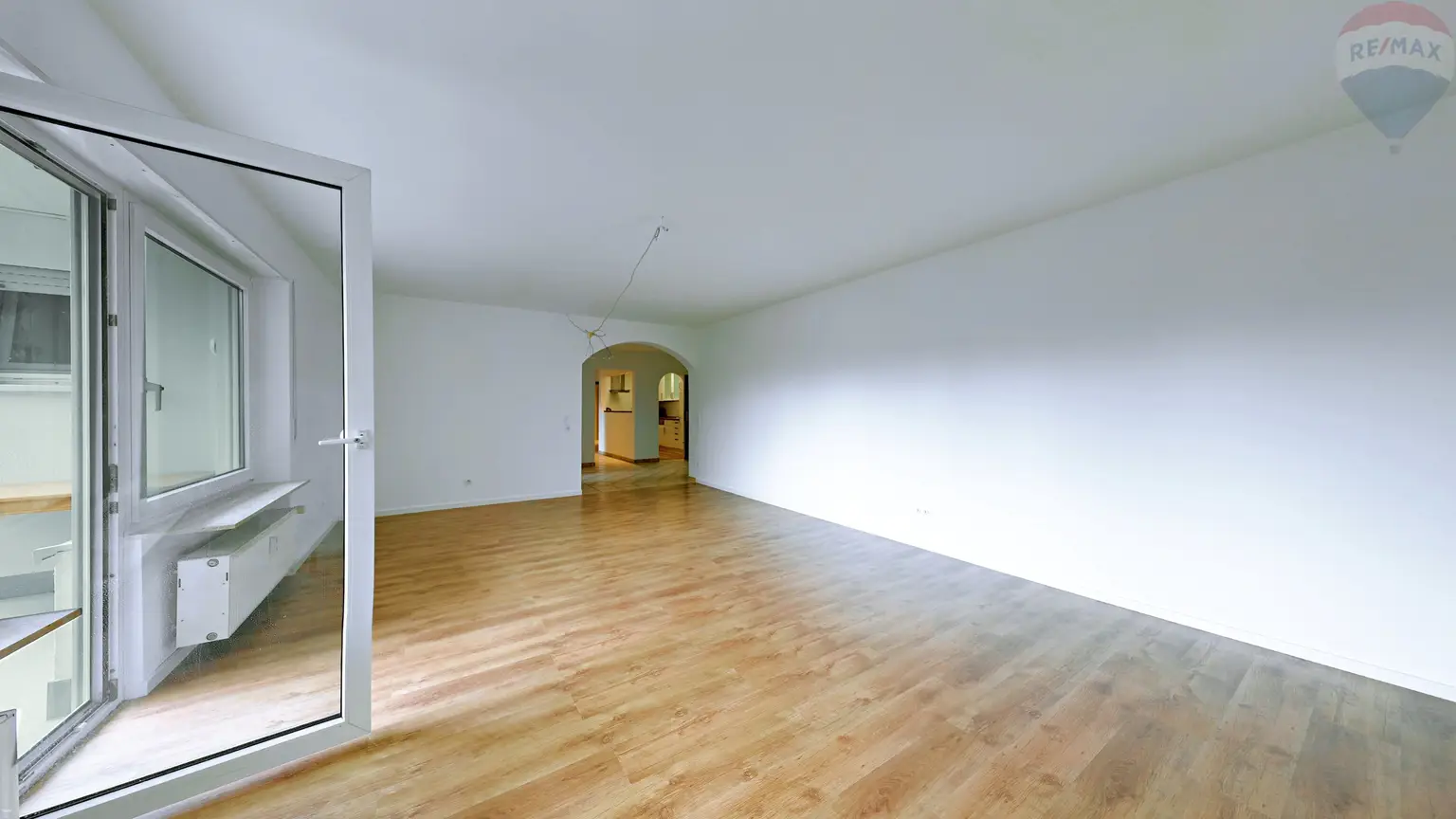 Wohnzimmer_mit_Balkon_1