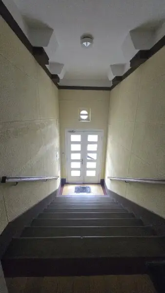 2-Zimmer-Wohnung in brauchbarem Zustand (Sanierungsbedarf!) - Balkon+Hofausrichtung - 3.Stock OHNE Lift