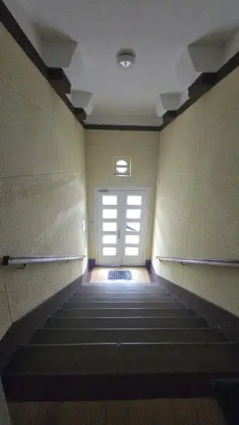 2-Zimmer-Wohnung in brauchbarem Zustand (Sanierungsbedarf!) - Balkon+Hofausrichtung - 3.Stock OHNE Lift