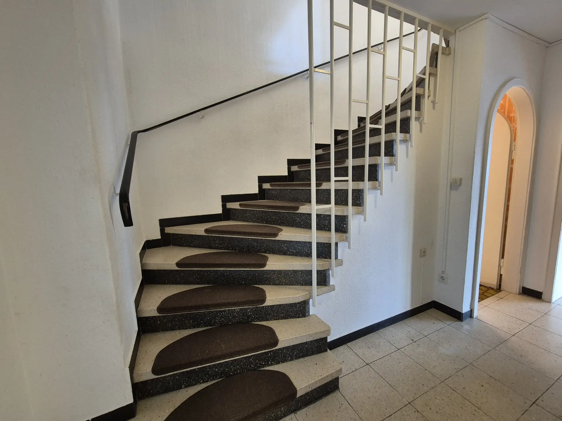 Treppenaufgang links im EG